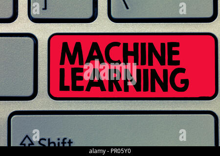 Écrit remarque montrant l'apprentissage automatique. Photo d'entreprise présentant les ordinateurs donnent la capacité à apprendre avec des données. Banque D'Images
