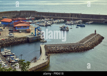Port de pêche et station d'convertie en une jetée de sports dans la ville de Lastres, Principauté des Asturies, Espagne, Europe Banque D'Images