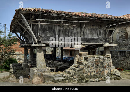 Hórreo asturien avec des épis de maïs dans la région de Lastres, déclaré plus beau village d'Espagne, Asturies Banque D'Images