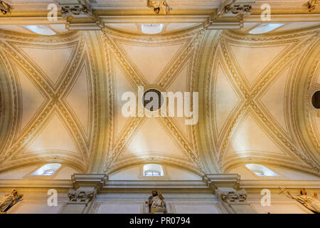 Lucerne, Suisse - 24 septembre 2015 : en regardant vers le plafond de l'église St. Leodegar. Il a été construit dans les parties de 1633 à 1639. Banque D'Images