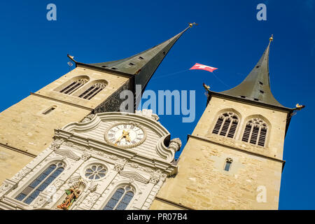 Lucerne, Suisse - 24 septembre 2015 : Le soleil est au rendez-vous en septembre sur les tours jumelles de l'église de Saint Leodegar (Hofkirche) Banque D'Images