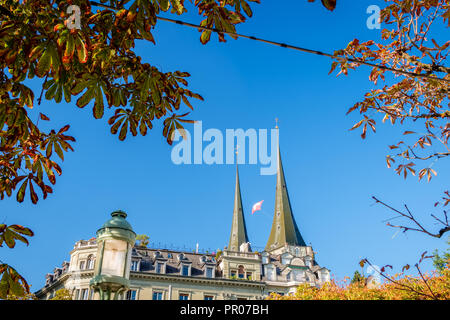 Lucerne, Suisse - 24 septembre 2015 : Le soleil est au rendez-vous en septembre sur les tours jumelles de l'église de Saint Leodegar (Hofkirche) Banque D'Images