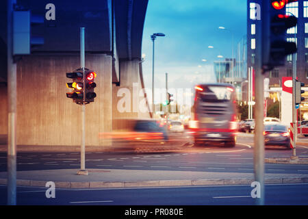 Aux feux dans la ville de nuit Banque D'Images