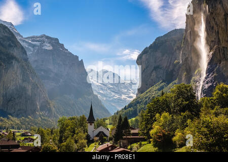 Soleil sur la chute Staubbach (Oberland Bernois, Suisse). Lauterbrunnen se trouve au bas de la vallée de Lauterbrunnen. Banque D'Images