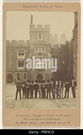 Eton College, Groupe d'hommes en chapeaux haut posing in front of Eton College, Angleterre ; Frederic Jones, britannique, Londres, Angleterre active Banque D'Images