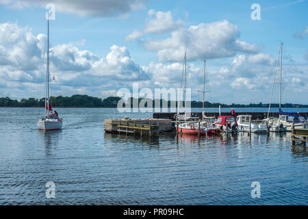Vue sur le port de Harbolle Havn sur l'île de Moen, le Danemark, la Scandinavie, l'Europe. Banque D'Images