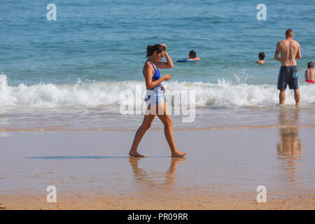 VILA DO BISPO, PORTUGAL - 21 août 2018 : les gens à la célèbre plage de Salema à Vila do Bispo. Cette plage fait partie d'un célèbre région touristique d'Alg Banque D'Images