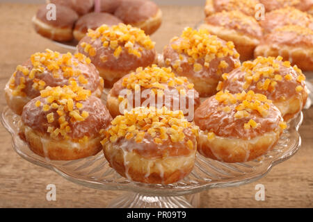 Beignets traditionnels polonais au remplissage et à l'orange Banque D'Images