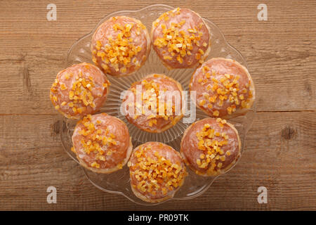 Beignets traditionnels polonais au remplissage et à l'orange Banque D'Images