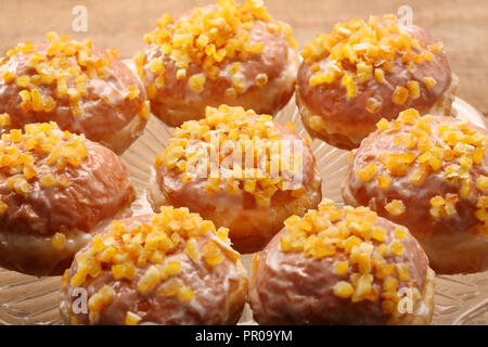 Beignets traditionnels polonais au remplissage et à l'orange Banque D'Images