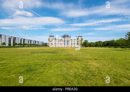 Berlin, Allemagne - le 28 mai 2017 : grand angle de vue du bâtiment du Reichstag, le Parlement allemand (Deutscher Bundestag), les personnes bénéficiant d'une journée de printemps. Gree Banque D'Images