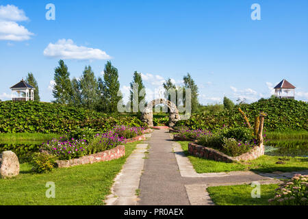 Mosar, Bélarus - 17 août 2018 : Très beau parc avec des sculptures et étang près de l'église Sainte-Anne à Mosar, Bélarus, le site de la mission des Jésuites Banque D'Images