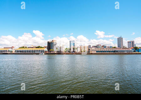 Vue panoramique de la rivière Capibaribe d'architecture de Marco zéro (Ground Zero) Square à ancient quartier de Recife avec des bâtiments datant de la 17e Banque D'Images