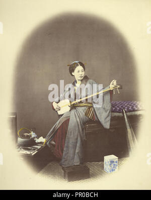 Fille jouant le Samisen, Felice Beato, 1832 - 1909, Japon ; 1866 - 1867 ; à la main, à l'albumine argentique Banque D'Images