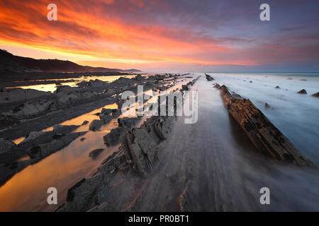 Incroyable coucher du soleil sur la plage de flysch Sakoneta (Guipuzcoa, Pays Basque) Banque D'Images