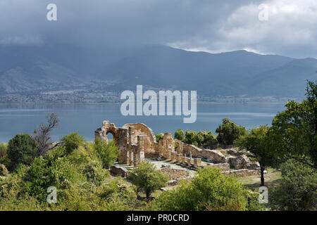 Paysage avec les ruines de la basilique d'Agios Achilios (Saint) au petit Prespa Lake dans le nord de la Grèce Banque D'Images