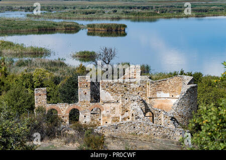 Paysage avec les ruines de la basilique d'Agios Achilios (Saint) au petit Prespa Lake dans le nord de la Grèce Banque D'Images