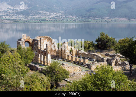 Paysage avec les ruines de la basilique d'Agios Achilios (Saint) au petit Prespa Lake dans le nord de la Grèce Banque D'Images