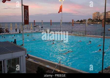 Les joueurs de water-polo dans l'eau de la baie de Balluta, sur la côte nord-est de l'intérieur de Malte St Julian's village. Banque D'Images