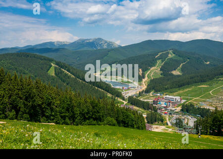 Vue sur la station de ski de Bukovel, Carpates, l'Ukraine, l'Europe Banque D'Images