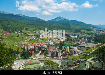 Vue sur la station de ski de Bukovel, Carpates, l'Ukraine, l'Europe Banque D'Images