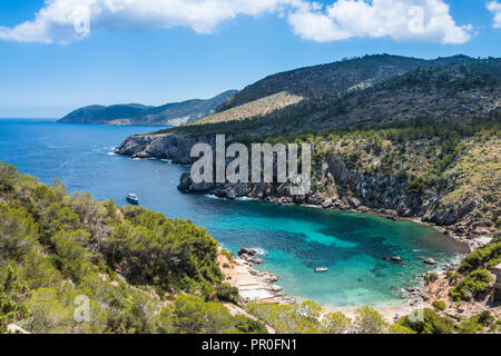 Plus de littoral Cala D'en Serra beach, Ibiza, Baléares, Espagne, Méditerranée, Europe Banque D'Images
