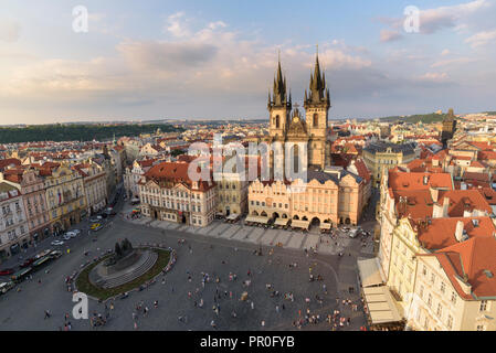 Vue de Prague Place de la vieille ville historique de l'Ancien hôtel de ville avec toits et église Notre Dame avant Tyn, l'UNESCO, Prague, République Tchèque Banque D'Images