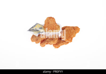 Nuggets de poulet avec sauce miel et moutarde sur fond blanc Banque D'Images