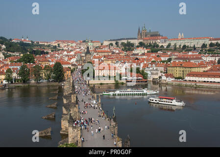 Vue sur le pont Charles à partir de la Vieille Ville Tour du pont en direction de Mala Strana et le château de Prague, Site du patrimoine mondial de l'UNESCO, Prague, République Tchèque Banque D'Images