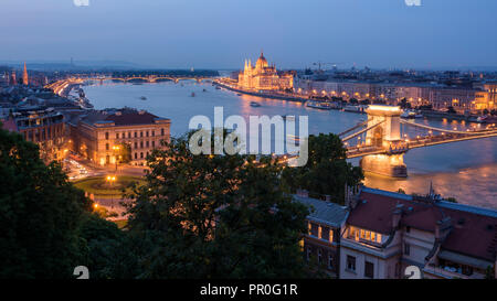 Ville la nuit avec le pont à chaînes, le Parlement hongrois, et Danube, UNESCO World Heritage Site, Budapest, Hongrie, Europe Banque D'Images