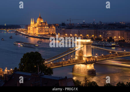 Danube dans la nuit avec un pont des Chaînes et le Parlement hongrois, UNESCO World Heritage Site, Budapest, Hongrie, Europe Banque D'Images