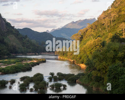 Vue des montagnes et de la rivière Nam Ou, Nong Khiaw, Laos, Indochine, Asie du Sud-Est, l'Asie Banque D'Images