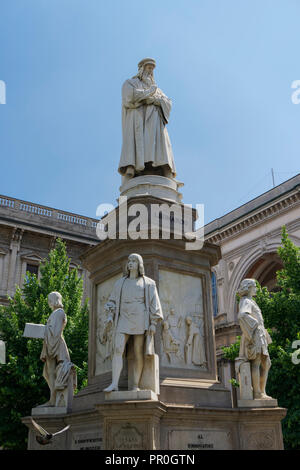 Statue de léonard de Vinci avec ses disciples à ses pieds sur la Piazza della Scala, Milan, Lombardie, Italie, Europe Banque D'Images