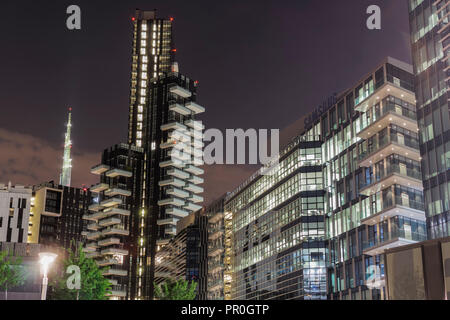 Skyline at night, iIlluminated vue de Milano moderne des gratte-ciel vu de la Piazza Lina Bo Bardi, Milan, Lombardie, Italie, Europe Banque D'Images