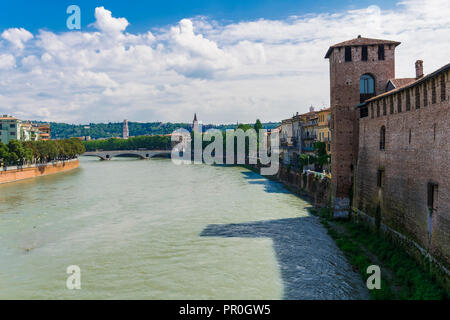 Vue sur la rivière avec un pont et château Castelvecchio, un Moyen Âge château en brique rouge sur la rive droite de l'Adige, Vérone, Vénétie, Italie, Europe Banque D'Images