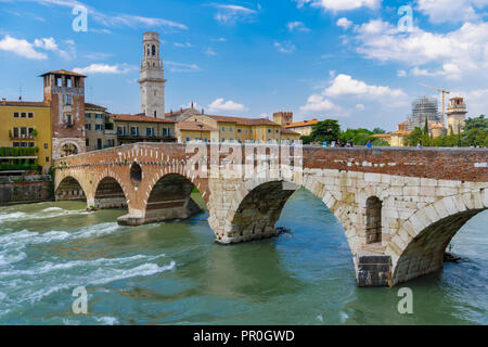 Ponte Pietra, l'arc romain de pierre traversée de pont fleuve Adige, Vérone, Vénétie, Italie, Europe Banque D'Images