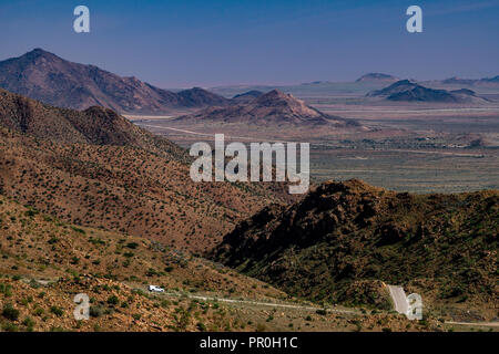 Vue aérienne d'une voiture descendant la route sinueuse de plaines arides, de l'haut de Spreethoogte Pass, Namib-Naukluft, Namibie, Afrique Banque D'Images