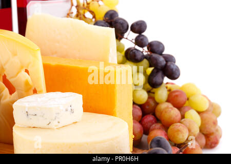 Différents types de fromages, vins et raisins,photo gros plan. Banque D'Images