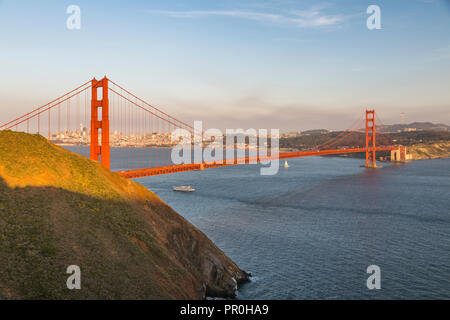 Vue sur le Golden Gate Bridge du Golden Gate Bridge Vista Point au coucher du soleil, la baie du sud, San Francisco, Californie, États-Unis d'Amérique Banque D'Images