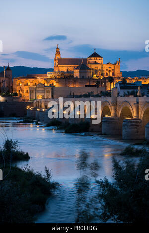 La Cathédrale et la Grande Mosquée de Cordoue (mezquita) et du pont romain au crépuscule, UNESCO World Heritage Site, Cordoue, Andalousie, Espagne, Europe Banque D'Images