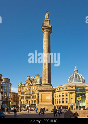 Grey's Monument au sommet de Grey Street dans la ville de Newcastle Upon Tyne construit pour commémorer le comte Grey avec les consommateurs et les touristes Banque D'Images