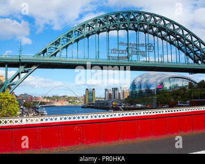 Vue sur le Tyne Bridge et Millennium Bridge tiré du pont tournant, sur la rivière Tyne Newcastle upon Tyne England UK Banque D'Images