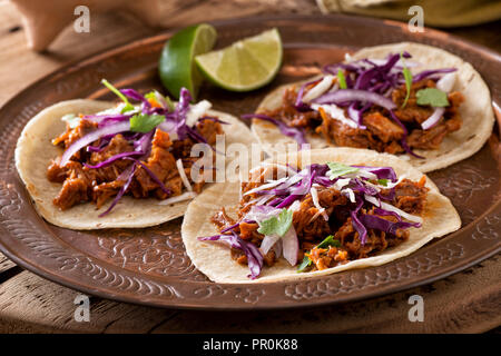 Trois délicieux tacos de porc au chou, l'oignon et de coriandre. Banque D'Images