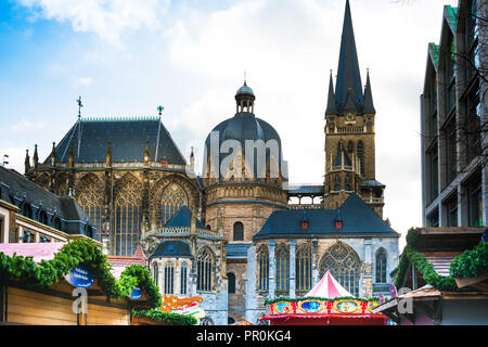 Aix-LA-CHAPELLE, ALLEMAGNE - le 19 novembre 2017 : de belles cabines décorées et les lumières de Noël au Marché de Noël. Banque D'Images