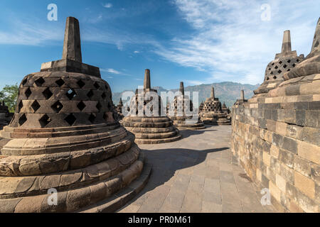 Statue de Bouddha, Candi Borobudur temple bouddhiste, Muntilan, Java, Indonésie Banque D'Images