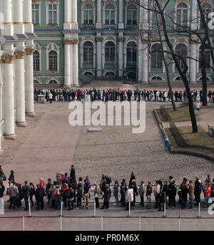 Des files d'attente, les visiteurs et les gens attendent en ligne touristique pour entrer dans la galerie et musée de l'Ermitage à Saint-Pétersbourg en Russie. Banque D'Images