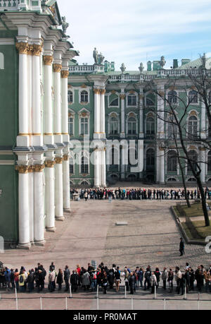 Des files d'attente, les visiteurs et les gens attendent en ligne touristique pour entrer dans la galerie et musée de l'Ermitage à Saint-Pétersbourg en Russie. Banque D'Images