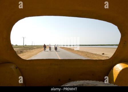 3 hommes riding bikes à Trinidad Cuba Antilles Banque D'Images