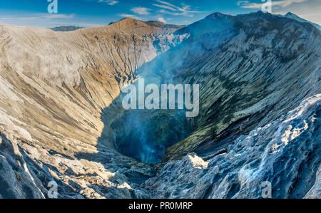 Cratère du Mont Bromo, Parc National de Bromo Tengger Semeru, l'Est de Java, Indonésie Banque D'Images