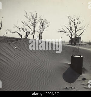 Formé à partir de la dérive des tempêtes de poussière ; inconnu, peut-être Arthur Rothstein, américain, 1915 - 1985, États-Unis ; 1937 ; papier albuminé Banque D'Images